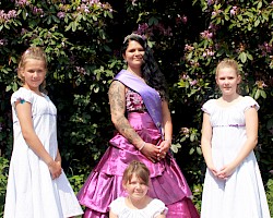 Rhododendronkönigin Jasmin mit ihren Prinzessinnen René, Henrike und Mia
