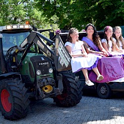 Die Rhododendronkönigin wird zum Fest gebracht...