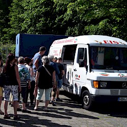 für eine Erfrischung sorgt der Eiswagen vom Eiscafe Valentino