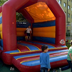 Toben auf der Hüpfburg