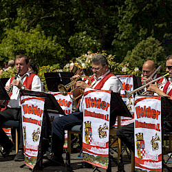 Zahlreiche Gäste und königlicher Glanz zum Rhododendronfest in Sülzhayn