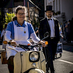 17 Gemeindeschwester mit Schwalbe (Foto: A. Billert)