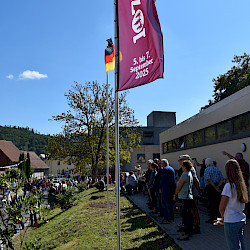 61 Zuschauer an der Sporthalle (Foto: J. Ließmann)